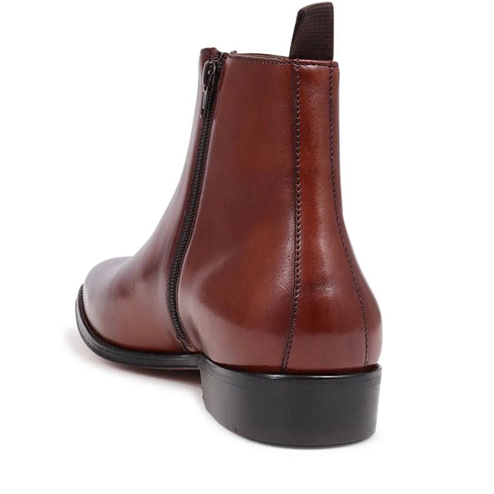 Sure, heres a more optimized title for the e-commerce product:

Stylish Flaxen Leather Ankle Boots - Model 325 744